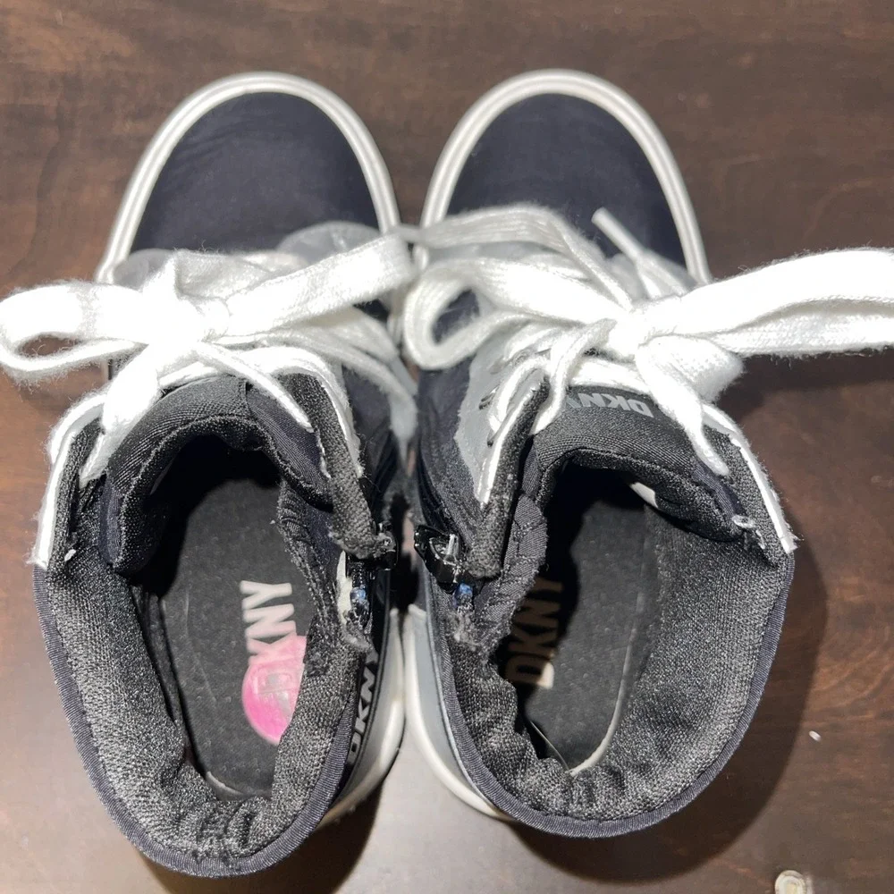DKNY Hannah Vertical High Top Sneakers Girls Size 11 Youth Black White‎ Silver